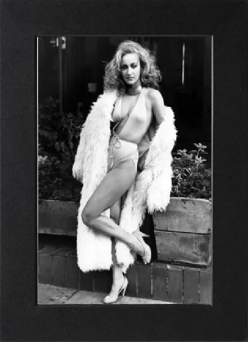 Stampa con cornice : Moda - Abbigliamento da spiaggia. Le gambe e come. La ballerina Gill Clark di Legs and Co dei TV Stampa con cornice : Moda - Abbigliamento da spiaggia. Le gambe e come. La ballerina Gill Clark di Legs and Co dei TV
