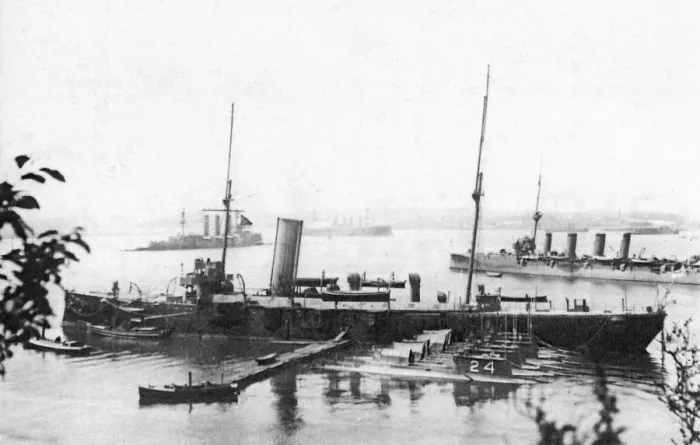 Stampa con cornice : La HMS Forth a Devonport