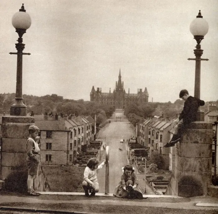 Stampa con cornice : Una vista del Fettes College a Edimburgo. Data: 1955