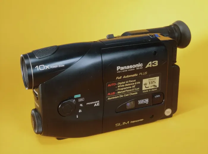 Stampa con cornice : Camcorder. Camerino a mano portatile con registratore analogico per la