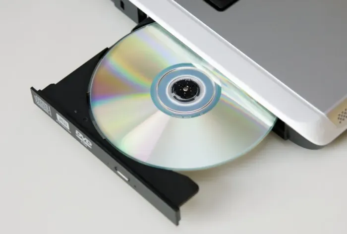 Stampa con cornice : Dischetto CD su un computer portatile Stampa con cornice : Dischetto CD su un computer portatile