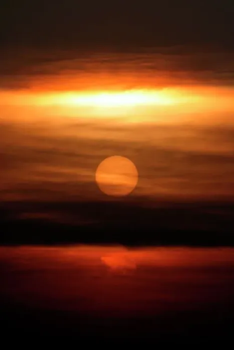 Stampa con cornice : Sunset. Sera al tramonto dietro nuvole