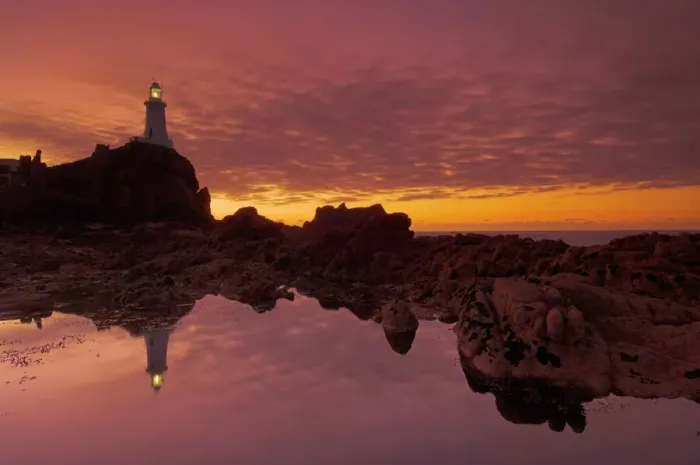 Stampa con cornice : Sunset drammatico e bassa marea, faro di Corbière, San Ouen, Giemsi Stampa con cornice : Sunset drammatico e bassa marea, faro di Corbière, San Ouen, Giemsi