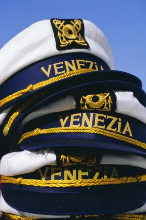 Stampa con cornice : Pila di cappelli da baseball Stampa con cornice : Pila di cappelli da baseball