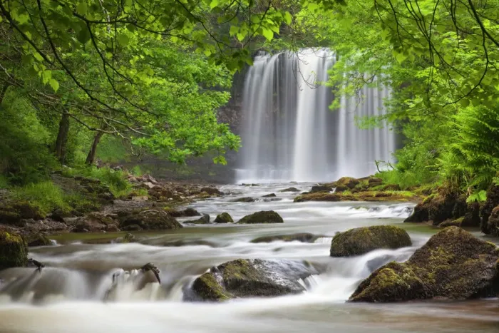 Stampa con cornice : Cascata Sgwd yr Eira a Brecknock-Bacchumonti Regno Unito Europa