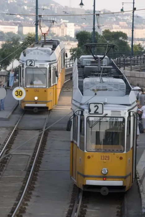 Stampa con cornice : Due tram a Budapest Stampa con cornice : Due tram a Budapest