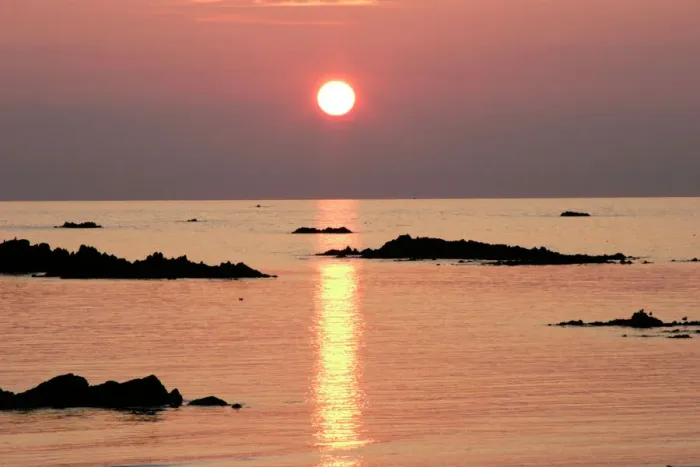 Stampa con cornice : Sunset. Soglio sopra la baia di Cobo sulla costa nord dell'isola di Giemena