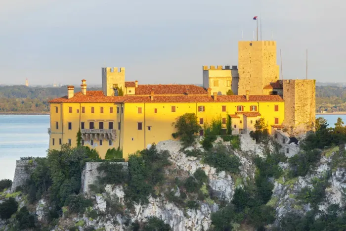 Stampa con cornice : Il castello di Duino all'alba, Duino, provincia di Trieste, Friuli Venezia Giulia, Italia. Stampa con cornice : Il castello di Duino all'alba, Duino, provincia di Trieste, Friuli Venezia Giulia, Italia.