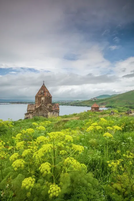 Stampa con cornice : Armenia, Sevan. Il monastero di Sevanavank, esterno della chiesa Stampa con cornice : Armenia, Sevan. Il monastero di Sevanavank, esterno della chiesa