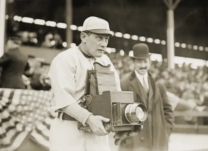 Stampa con cornice : IL BASEBALL: LA CAMERA, c1911. Herman A. Germany Schaefer, giocatore di baseball per i Washington Senators, che utilizza una macchina fotografica a New York. Fotografia, c1911 Stampa con cornice : IL BASEBALL: LA CAMERA, c1911. Herman A. Germany Schaefer, giocatore di baseball per i Washington Senators, che utilizza una macchina fotografica a New York. Fotografia, c1911