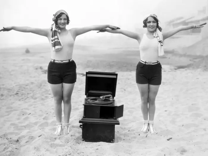 Stampa con cornice : FONOGRAFO, c1929. Joan Crawford e Dorothy Sebastian fotografate c1929 con un fonografo portatile a Santa Monica, California. Stampa con cornice : FONOGRAFO, c1929. Joan Crawford e Dorothy Sebastian fotografate c1929 con un fonografo portatile a Santa Monica, California.