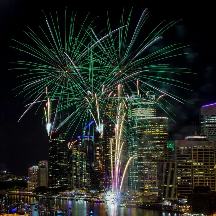 Stampa con cornice : Riverfire. Sunsuper Riverfire è la manifestazione di fuochi d'artificio Stampa con cornice : Riverfire. Sunsuper Riverfire è la manifestazione di fuochi d'artificio
