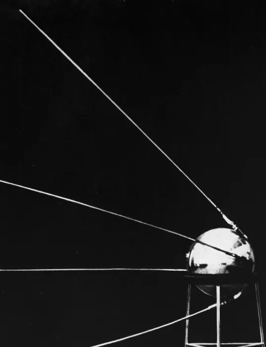 Stampa con cornice : Sputnik I. Ottobre 1957: Sputnik I, il primo satellite russo a entrare nello spazio Stampa con cornice : Sputnik I. Ottobre 1957: Sputnik I, il primo satellite russo a entrare nello spazio