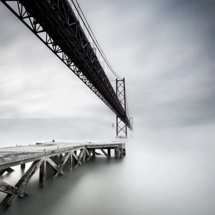 Stampa con cornice : Il ponte.. Il ponte 25 de Abril è un ponte sospeso che collega la città di Lisbona