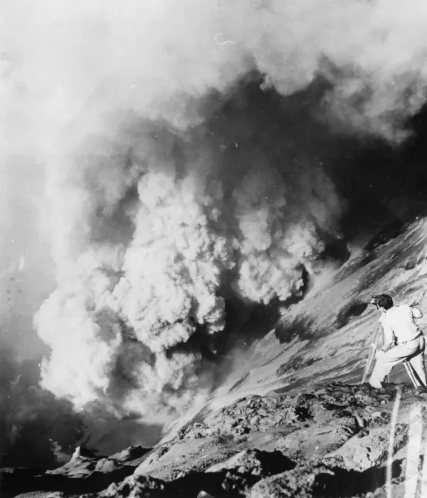 Stampa con cornice : Eruption. Aprile 1958: Fotografo naturalista, Charles Lagus Stampa con cornice : Eruption. Aprile 1958: Fotografo naturalista, Charles Lagus