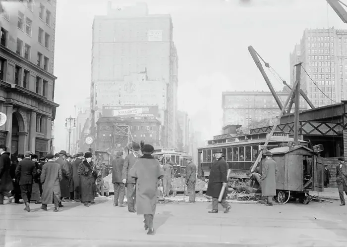 Stampa con cornice : 5th Ave. e Broadway, tra c1910 e c1915. Creatore: Bain News Service Stampa con cornice : 5th Ave. e Broadway, tra c1910 e c1915. Creatore: Bain News Service