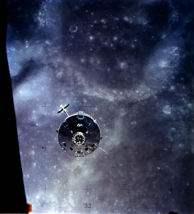 Stampa con cornice : Apollo 16 Command and Service Module Sulla Luna, 1972. Creatore: Thomas Mattingly