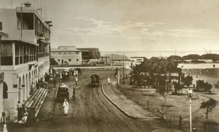 Stampa con cornice : Il Crescento, Aden, c1918-c1939. Creatore: Sconosciuto.