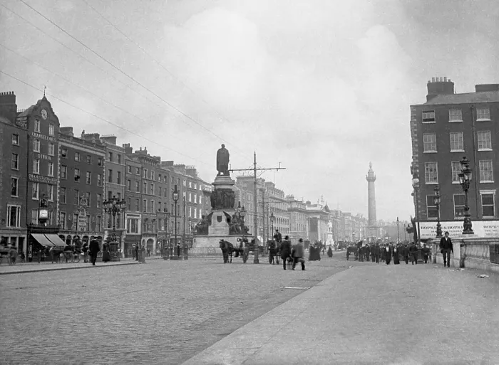 Stampa con cornice : Statua di Daniel O'Connell, Dublino, Irlanda, c1895. Creatore: Robert Augustus Henry L'Estrange. Statua di Daniel O'Connell, Dublino, Irlanda, c1895 Stampa con cornice : Statua di Daniel O'Connell, Dublino, Irlanda, c1895. Creatore: Robert Augustus Henry L'Estrange. Statua di Daniel O'Connell, Dublino, Irlanda, c1895