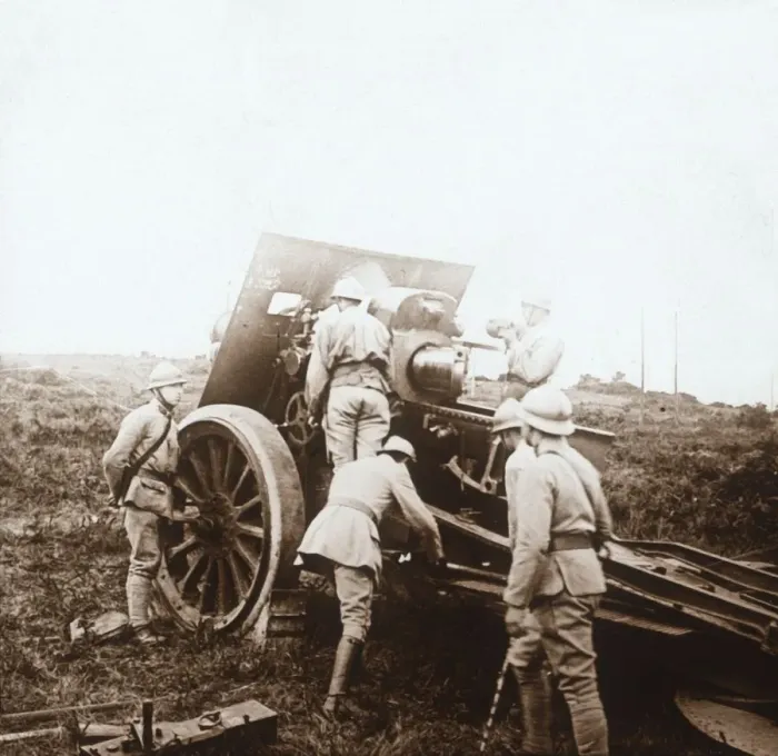 Stampa con cornice : Batteria di howitzer, c1914-c1918. Stampa con cornice : Batteria di howitzer, c1914-c1918.