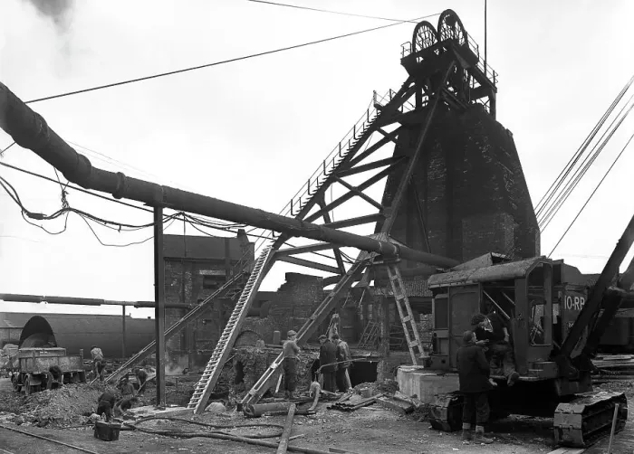 Stampa con cornice : Markham Main Colliery, Doncaster, South Yorkshire, 1956. Artista: Michael Walters Stampa con cornice : Markham Main Colliery, Doncaster, South Yorkshire, 1956. Artista: Michael Walters