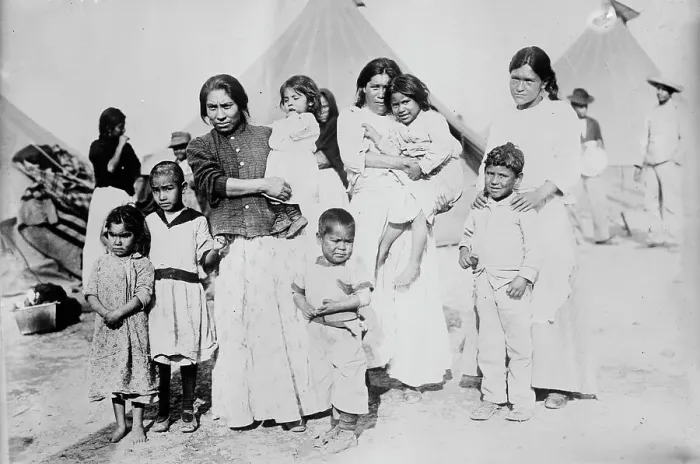 Stampa con cornice : Matilde Martinez & figli, tra c1910 e c1915. Creatore: Bain News Service Stampa con cornice : Matilde Martinez & figli, tra c1910 e c1915. Creatore: Bain News Service