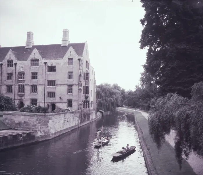Stampa con cornice : Puntando a The Backs a Cambridge, c1955. Creatore: Arthur Charles Kirby Ware. Puntando a The Backs a Cambridge, c1955. Creatore: Arthur Charles Kirby Ware Stampa con cornice : Puntando a The Backs a Cambridge, c1955. Creatore: Arthur Charles Kirby Ware. Puntando a The Backs a Cambridge, c1955. Creatore: Arthur Charles Kirby Ware