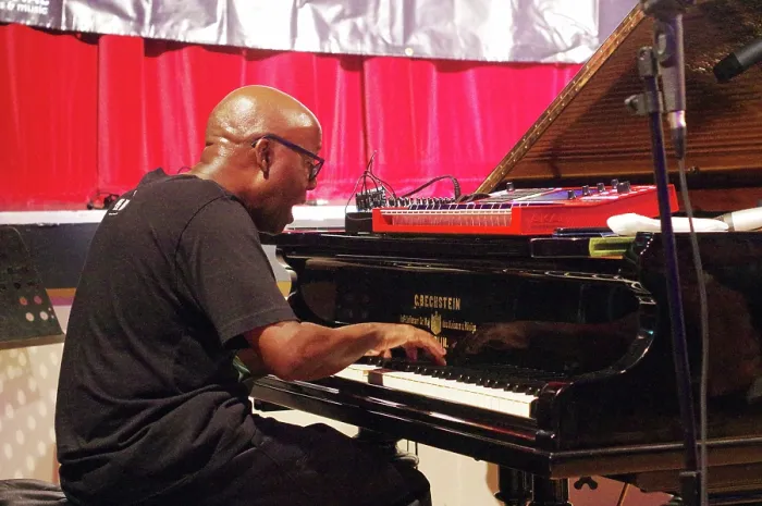 Stampa con cornice : Robert Mitchell, Robert Mitchell's True Think, Battle Jazz Festival, Battle, East Sussex, luglio 2024. Creatore: Brian O'Connor. Robert Mitchell, Robert Mitchell's True Think, Battle Jazz Festival, Battle, East Sussex, luglio 2024