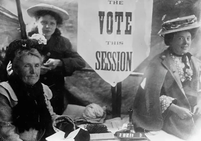 Stampa con cornice : Suffragette e petizioni, tra c1910 e c1915. Creatore: Bain News Service Stampa con cornice : Suffragette e petizioni, tra c1910 e c1915. Creatore: Bain News Service