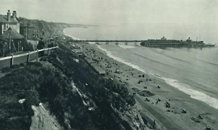 Stampa con cornice : Il West Cliff, c1910.
