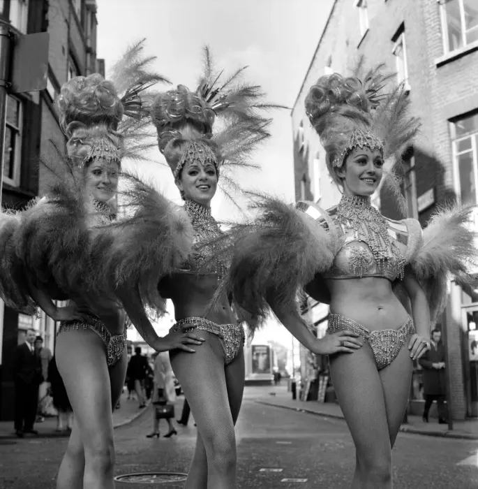 Stampa con cornice : 'Spettacoli: Il famoso teatro ristorante Talk of the Town a Londra sarà presentato'.
