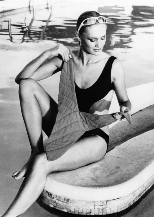 Stampa con cornice : Moda - Abbigliamento da spiaggia. Sfoga te stesso! Se non puoi permetterti più di un costume da bagno.
