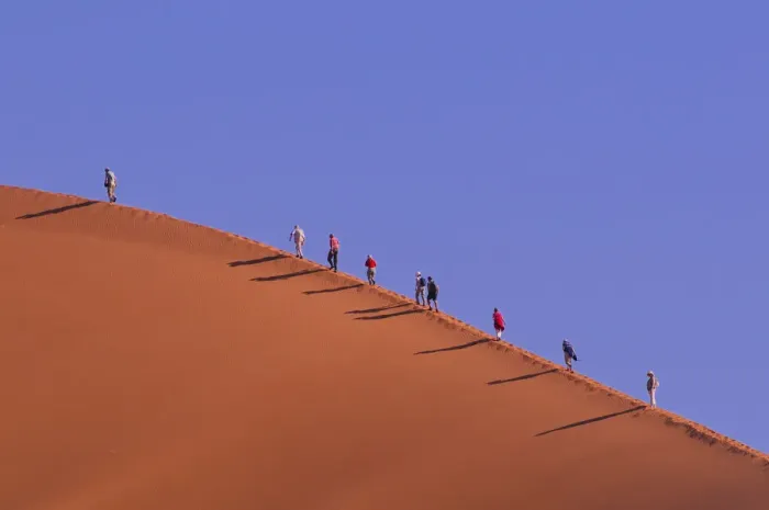 Stampa con cornice : Desert. Gente che fa escursioni su Big Daddy Sand Dune a Sossusvlei Stampa con cornice : Desert. Gente che fa escursioni su Big Daddy Sand Dune a Sossusvlei