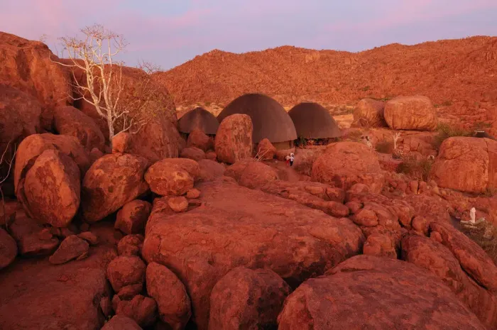 Stampa con cornice : Resort. Massi dopo il tramonto, Mowani Mountain Camp