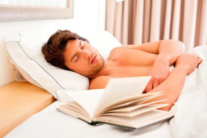 Stampa con cornice : L'uomo dorme.