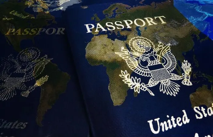 Stampa con cornice : Passaporti statunitensi su mappa. Stampa con cornice : Passaporti statunitensi su mappa.