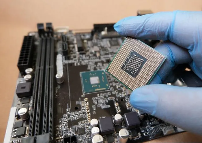Stampa con cornice : Pind del processore a bordo e del processore in socket. Microprocessori sulla scheda madre del computer. Focalizzazione selezionata. Stampa con cornice : Pind del processore a bordo e del processore in socket. Microprocessori sulla scheda madre del computer. Focalizzazione selezionata.