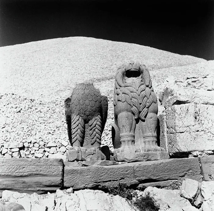 Stampa con cornice : Nemrut Dagi Lion and Eagle Print