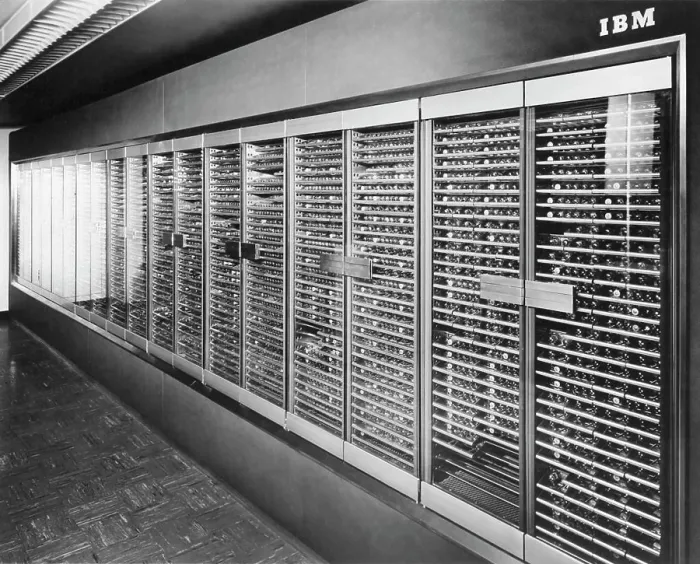 Stampa con cornice : Mainframe in un laboratorio di computer. Stampa con cornice : Mainframe in un laboratorio di computer.