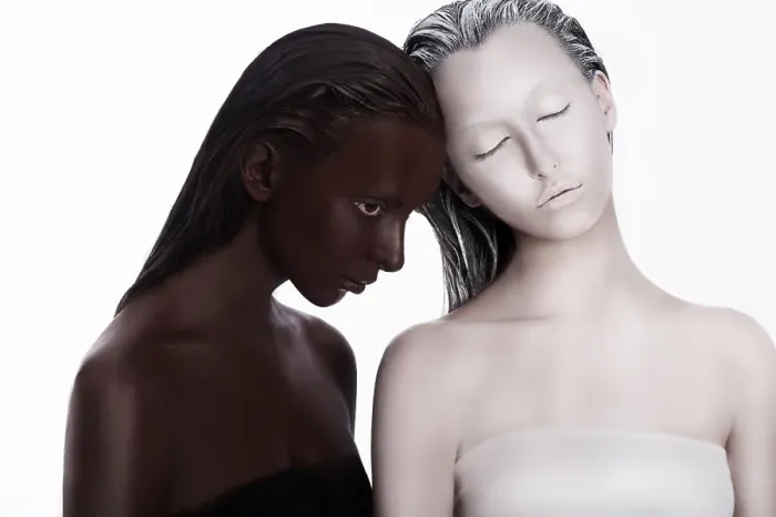 Stampa con cornice : Concetto Multirazziale Multiculturale. Età etnica. Donne Colore Brown e Bianco. Devozione