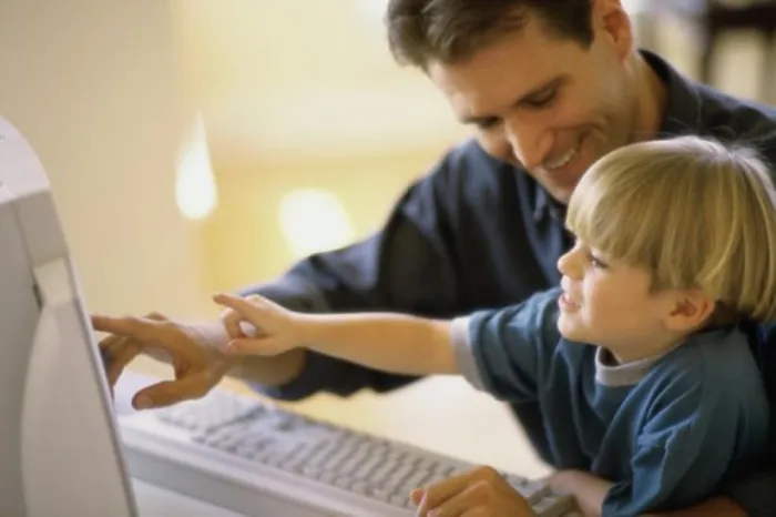 Stampa con cornice : Profilo laterale di un padre e suo figlio che utilizzano un computer. Stampa con cornice : Profilo laterale di un padre e suo figlio che utilizzano un computer.