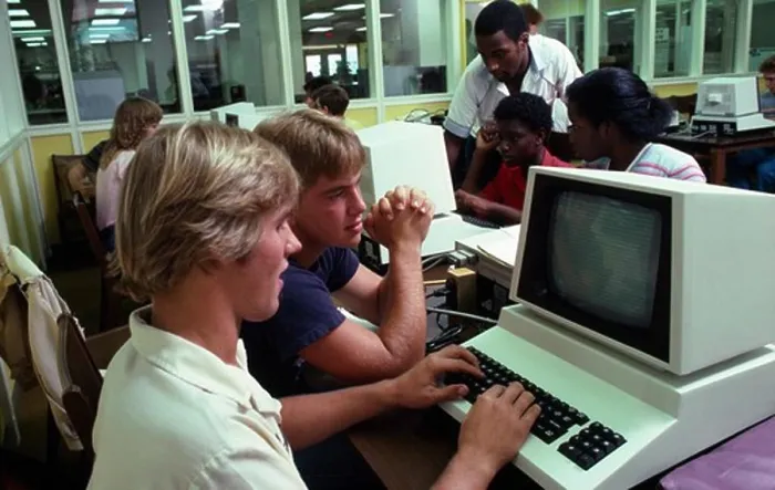 Stampa con cornice : Studenti che utilizzano computer in aula.