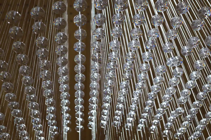 Stampa con cornice : Stringhe astratte e cristalli disposti in un pattern geometrico.