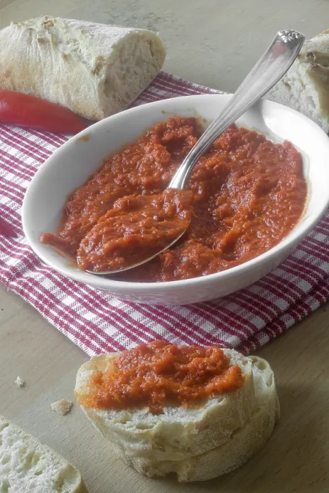 Stampa con cornice : Ajvar e pane bianco.