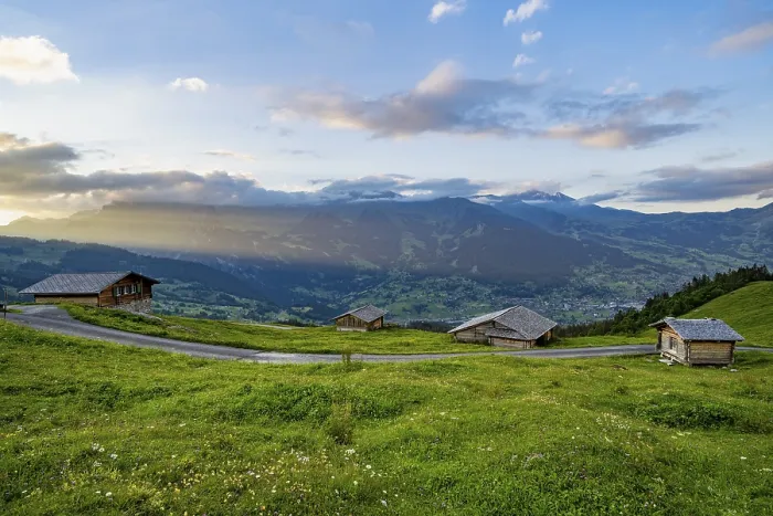 Stampa con cornice : Capanne alpine e prati alpini.