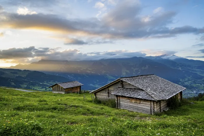 Stampa con cornice : Capanne alpine e prati alpini. Stampa con cornice : Capanne alpine e prati alpini.