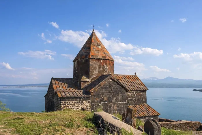 Stampa con cornice : Chiesa ortodossa armena di Sevanavank sopra il lago di Sevan. Stampa con cornice : Chiesa ortodossa armena di Sevanavank sopra il lago di Sevan.