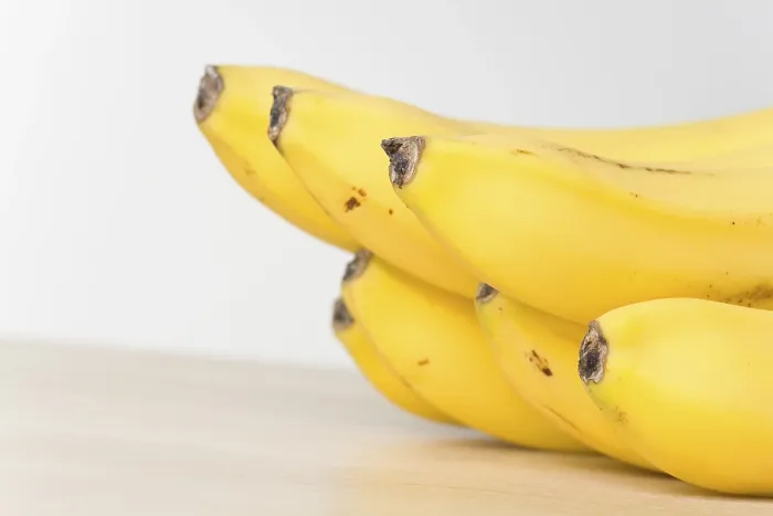 Stampa con cornice : Banane su un tavolo.