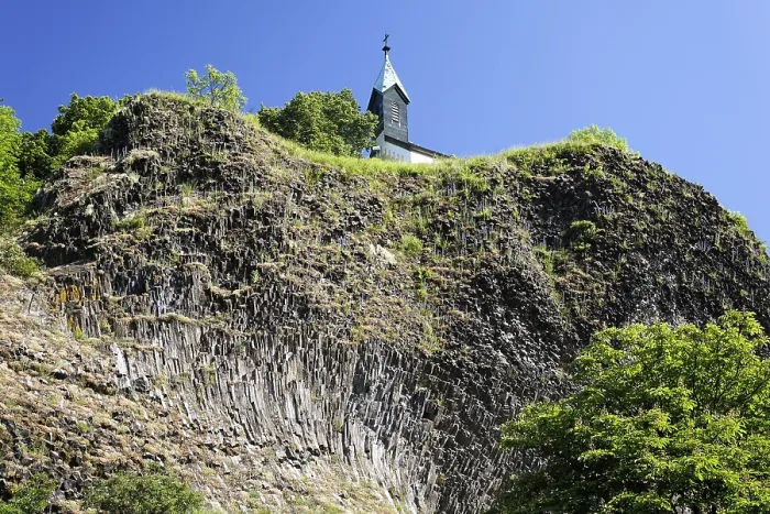 Stampa con cornice : Rocce di basalto a Parkstein, Alta Palatinato. Stampa con cornice : Rocce di basalto a Parkstein, Alta Palatinato.