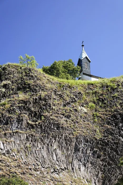 Stampa con cornice : Roccia di basalto a Parkstein, Alta Palatinato. Stampa con cornice : Roccia di basalto a Parkstein, Alta Palatinato.